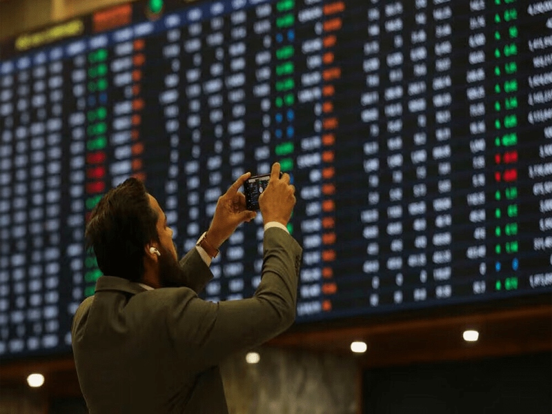 KSE-100 gains 800pts on policy rate decline