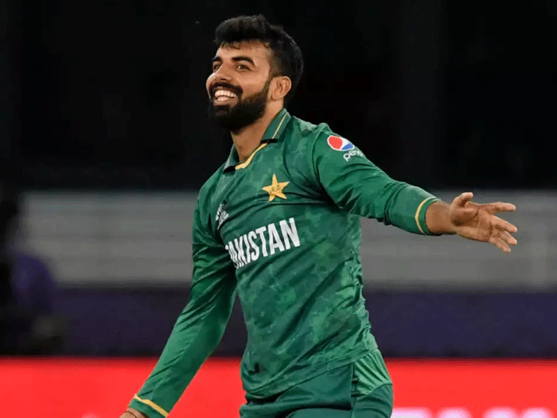 Shadab Khan enters into Saqlain’s house