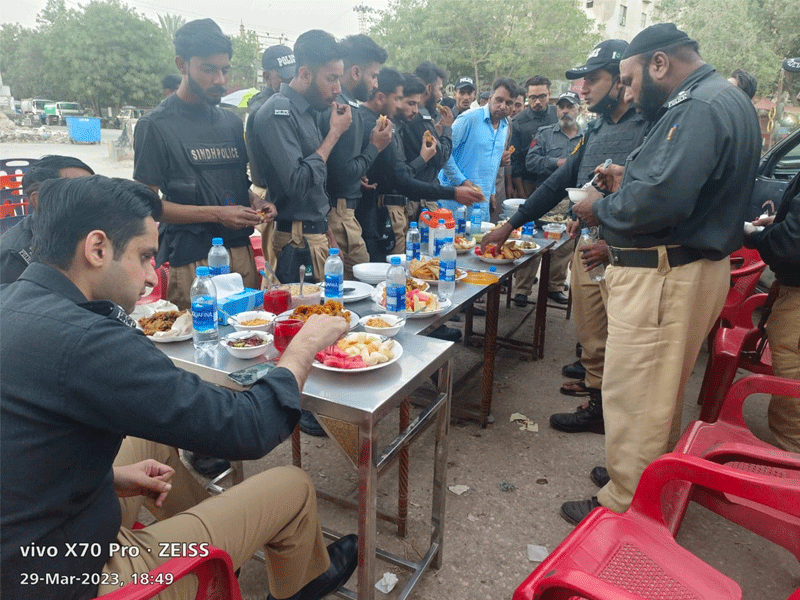 District Central Police provides iftar, safety guidelines to people