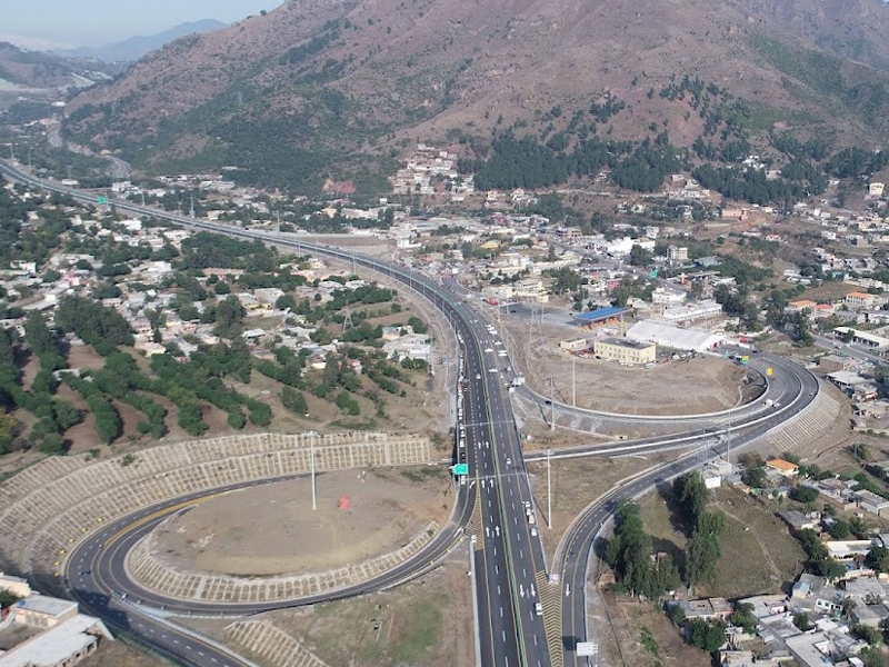 Tourists stuck as landsliding blocks Punjab-Balochistan Highway