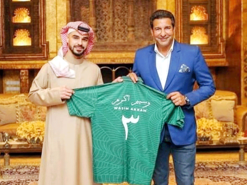 SACF chairman hosts Wasim Akram to discuss starting Saudi league