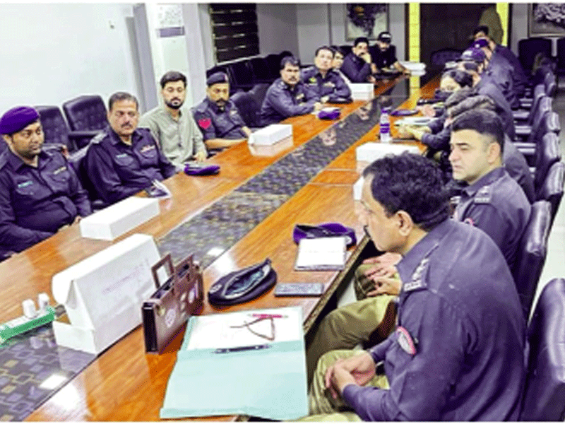 SSP City distributes search app devices given by IG Sindh to personnel