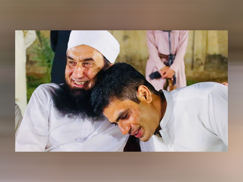 Arshad receives Rs500,000 prize from Maulana Tariq Jamil