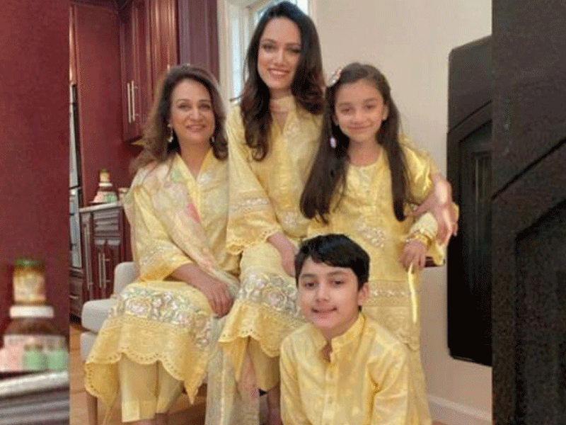 Bushra shares throwback Eid photo with daughter, grandchildren