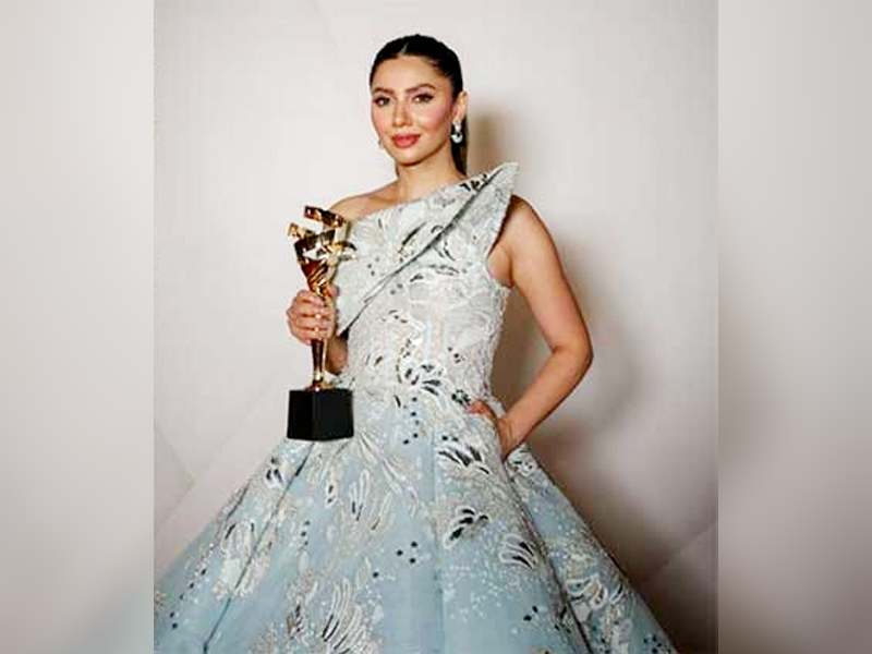 Mahira Khan shines at Dubai Emigala Awards