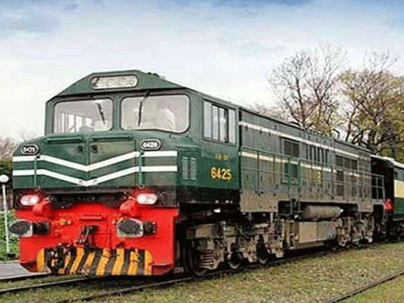 Hazara Express narrowly escapes tragic accident