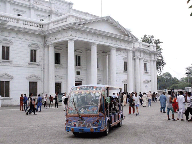 Commissioner visits Bagh-e-Jinnah, chats visitors