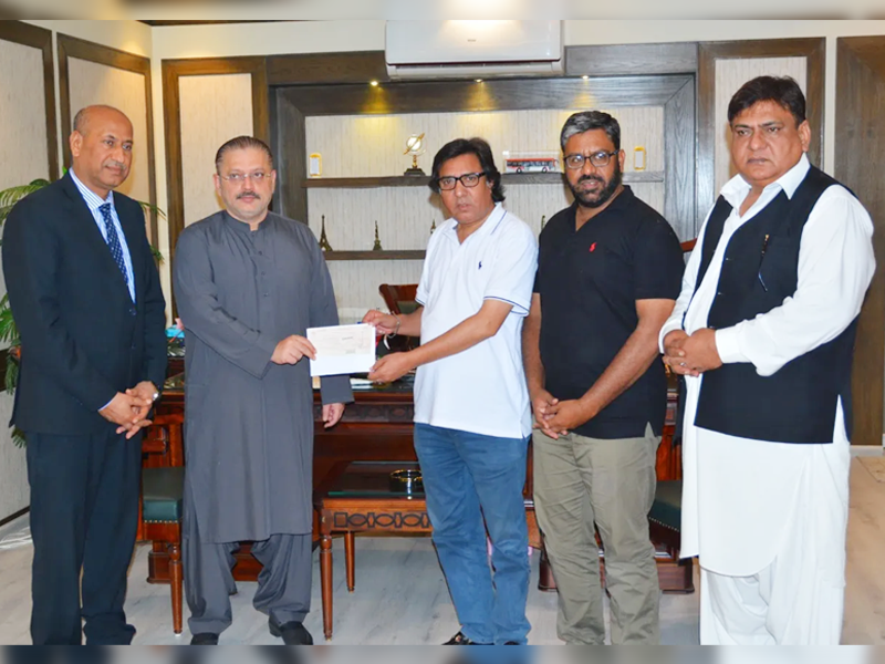 Sharjeel Memon hands over cheque of Rs50 million grant to KPC