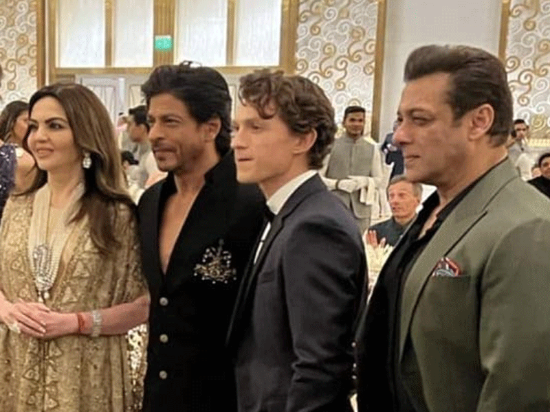 Salman, Shah Rukh pose at star studded event NMAAC