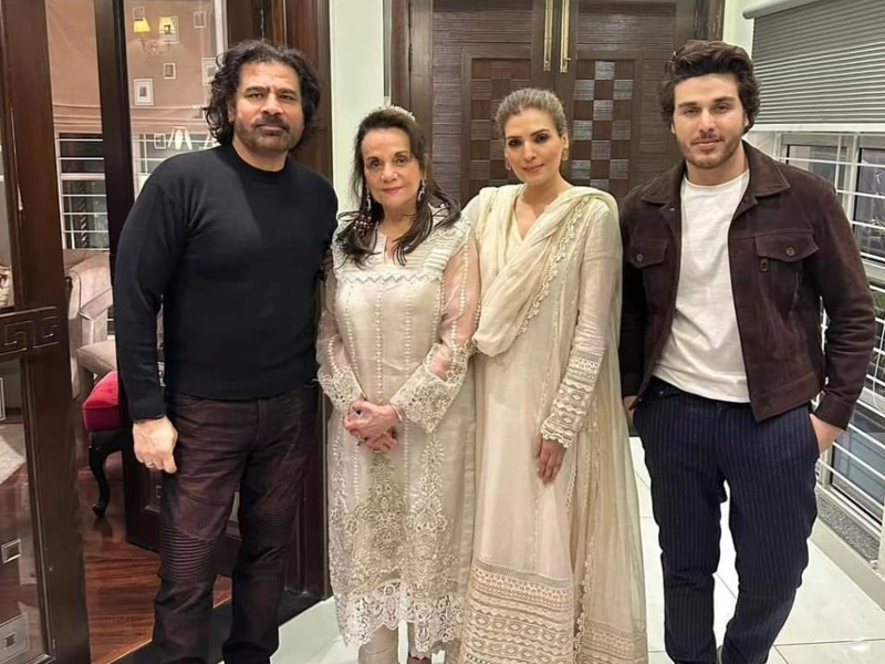 Resham, Ahsan dinner with Bollywood actress Mumtaaz