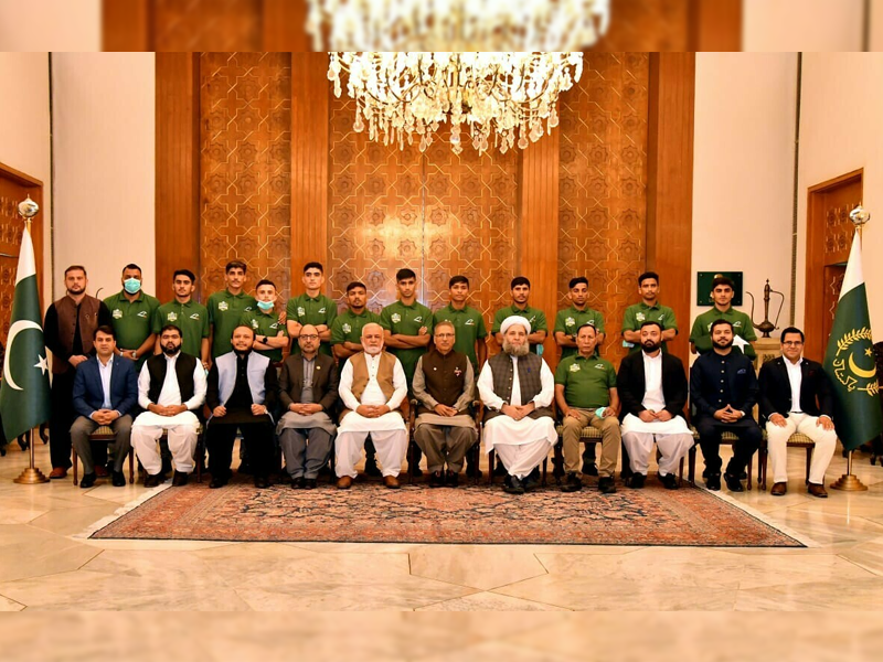 President Alvi meets Pakistan Street Child Football World Cup team