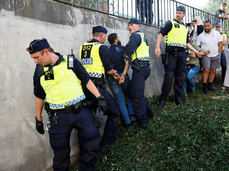 Man desecrates Holy Quran outside Stockholm masjid on Eid holiday