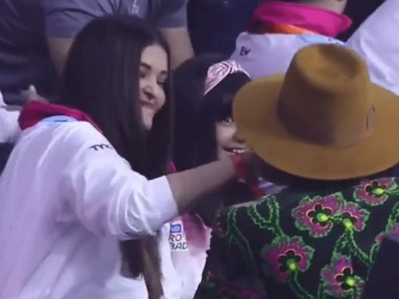 Ranveer kisses Aishwarya’s hands while she pulls his cheeks