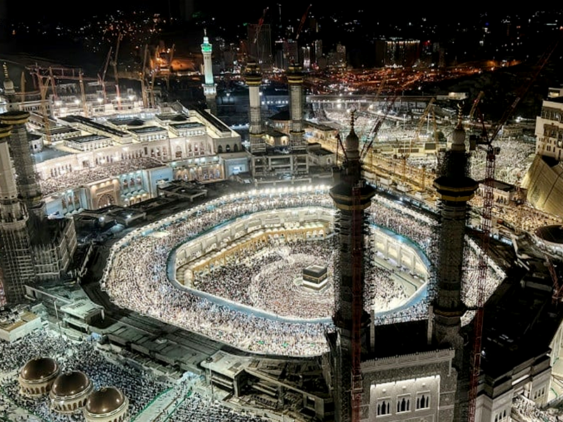 Massive crowd circles Kaaba as Hajj begins amid scorching heat