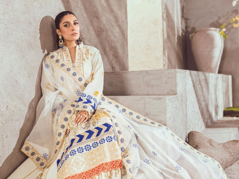 Ayeza exudes elegance, grace in white ethnic attire