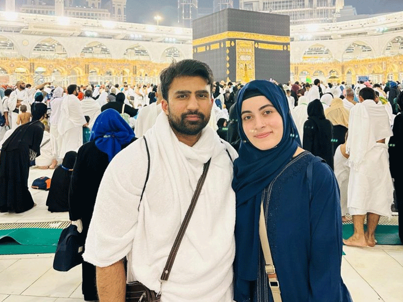 Shagufta’s daughter umrah pictures with husband