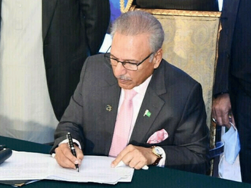 Law Ministry, legal team recommend President Alvi to endorse SC bill