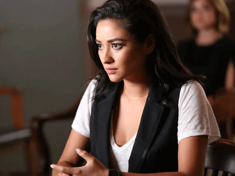 Shay Mitchell doubts her acting in 'Pretty Little Liars'