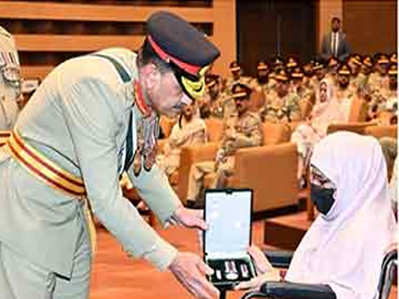 COAS Munir confers gallantry awards on Army personnel