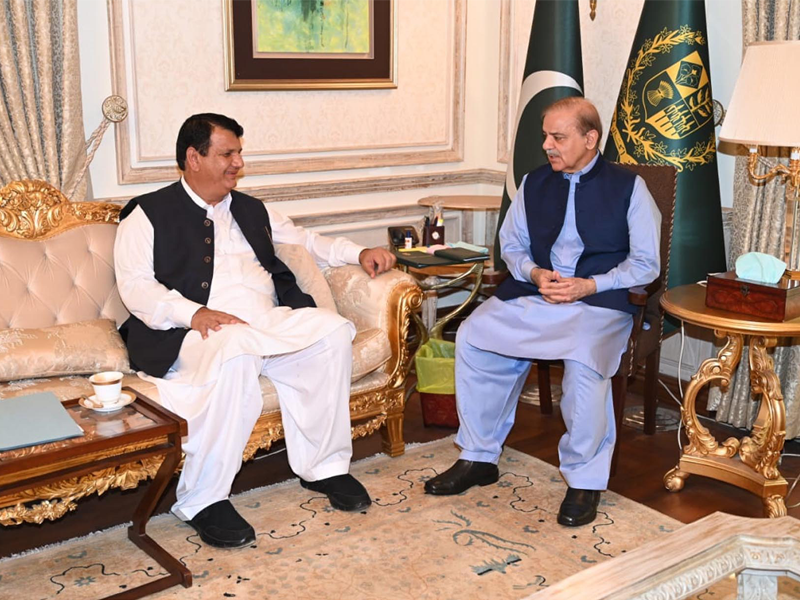 Amir Muqam discusses KP political situation in meeting with PM Shehbaz