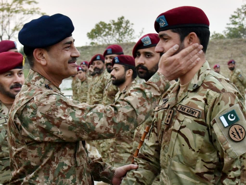 COAS visits SWaziristan, mingles with troops