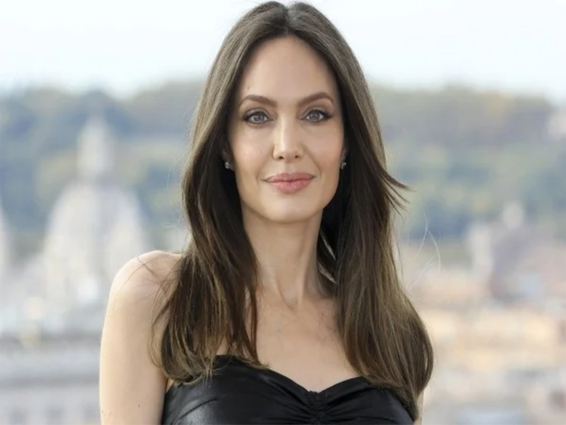 Angelina defends 'basic rights of men, women in Iran' via social media