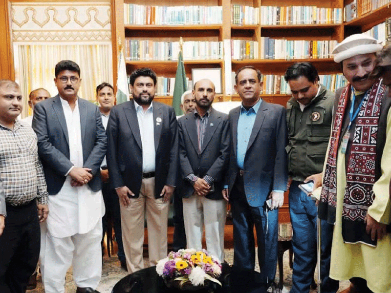 Members Sindh Media Forum, Gov Tessori discuss democracy, issues