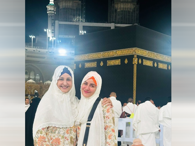 Saba Faisal performs Umrah with daughter