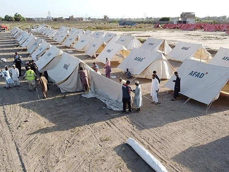 Commissioner visits Malir Tent City