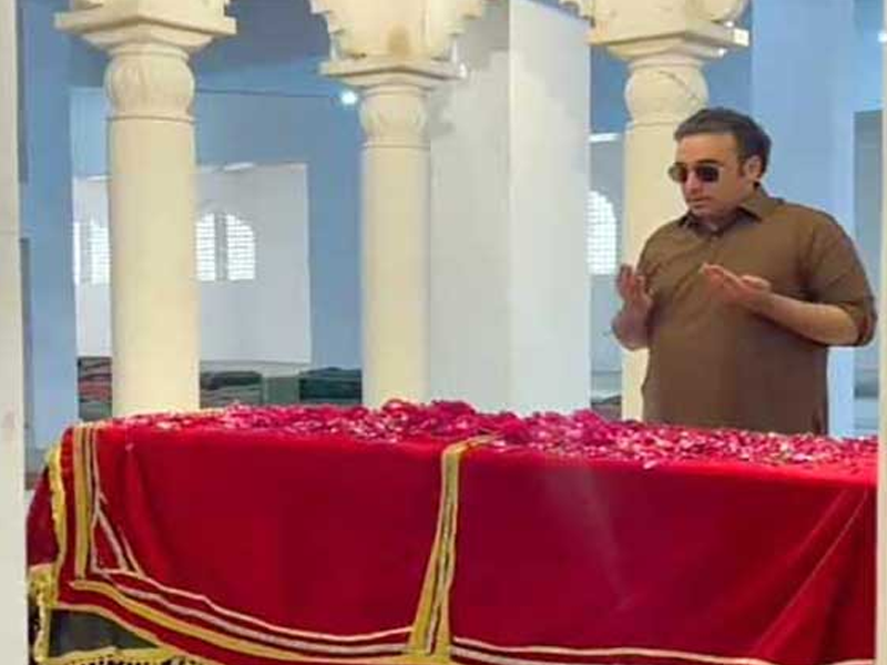 Bilawal seeks blessings at Garhi Khuda Bakhsh