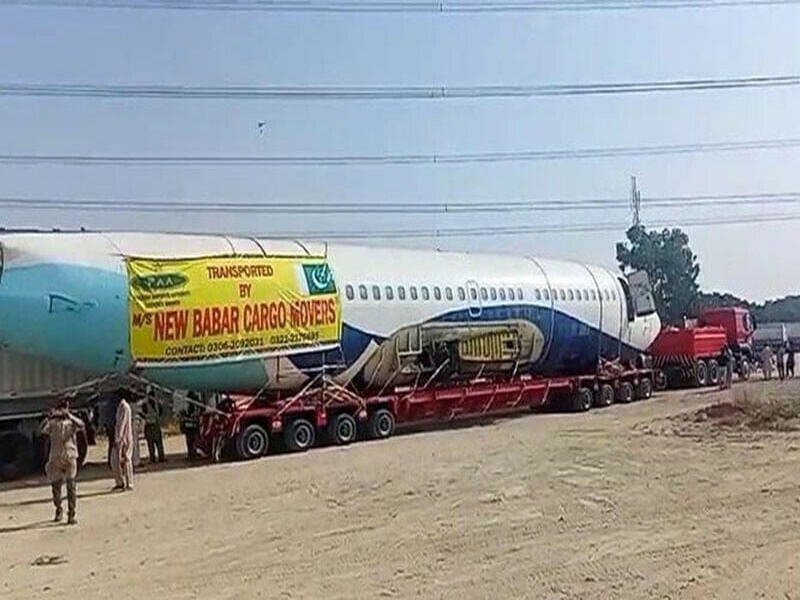 Retired Boeing 737 transported by road from Karachi to Hyderabad