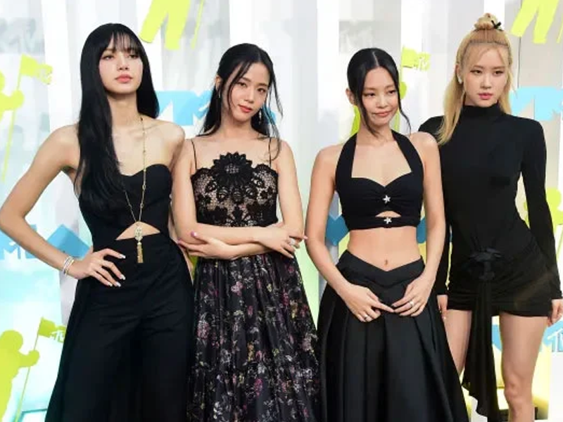 BLACKPINK reunites for group photo weeks after YG contract renewal