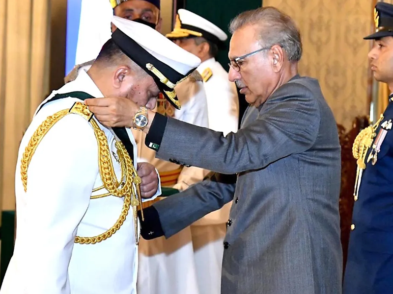 President Alvi confers Nishan-e-Imtiaz on Malaysian Navy’s Chief