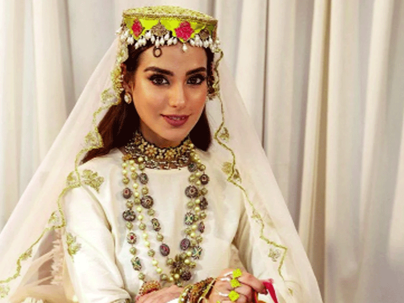 Iqra dazzles in latest photoshoot in Kashmiri attire