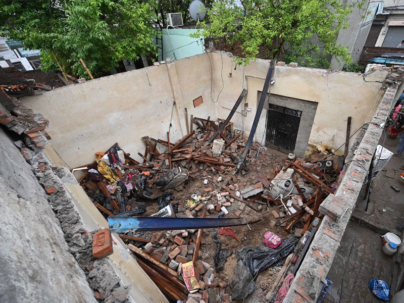 10 persons including 7 children die, 4 injured as roof caves in due to rains