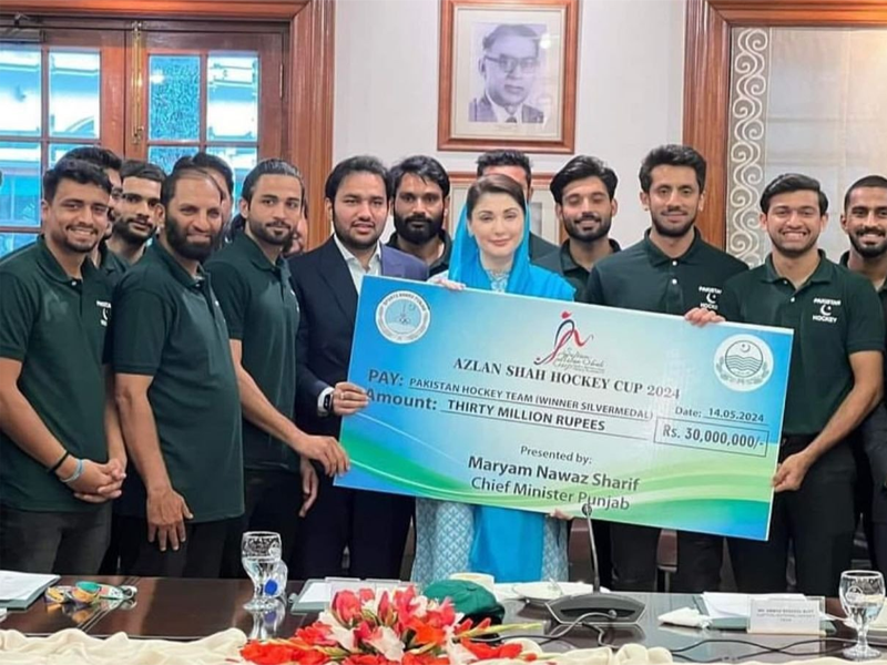 ‘National Hockey team receives Rs30M reward’