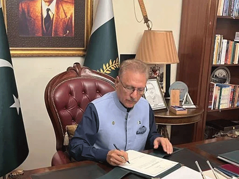 President Alvi signs privatization commission amendment