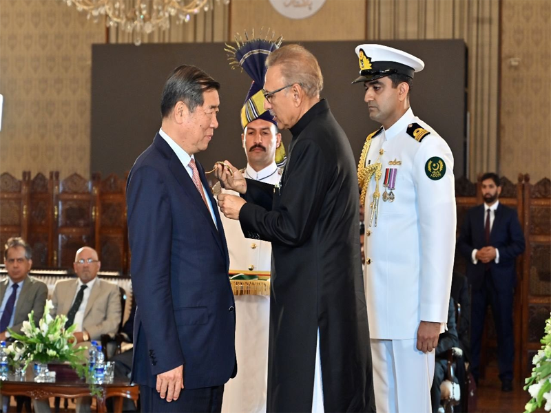 President Alvi confers Hilal-e-Pakistan award to Chinese vice-premier