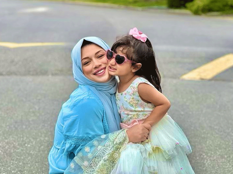 Sidra's latest beautiful pictures with daughters