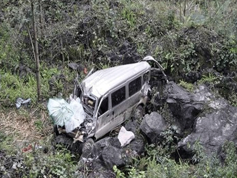 Tourists vehicle plunges into ravine, 2 killed, 3 injured, 7 found missing