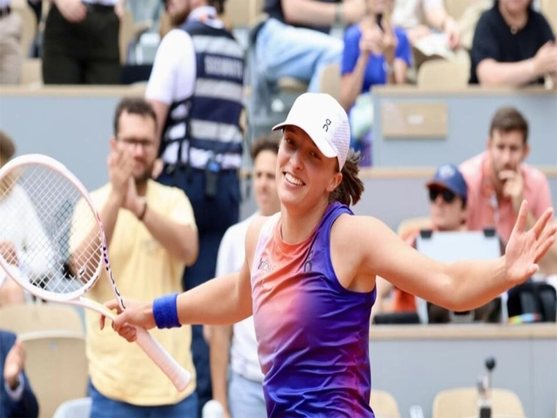 Swiatek roars into French Open semis