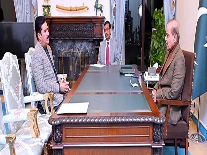 KP Gov, PM discuss political, provincial matters