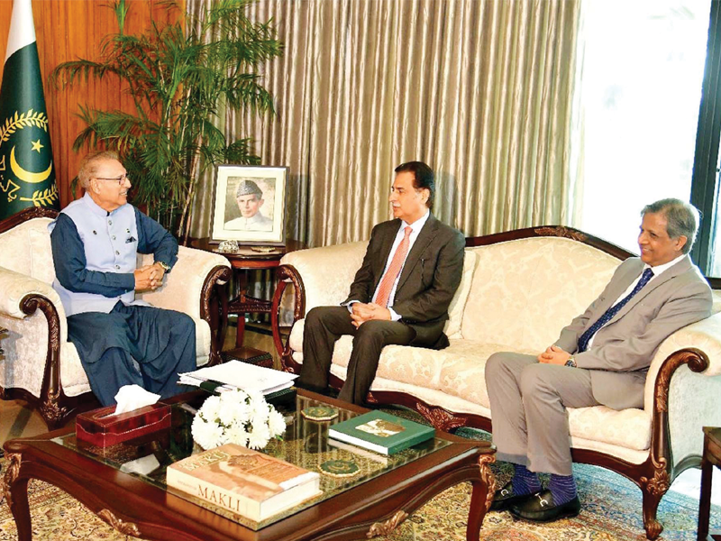 President Alvi meets PML-N ministers, discusses political matters