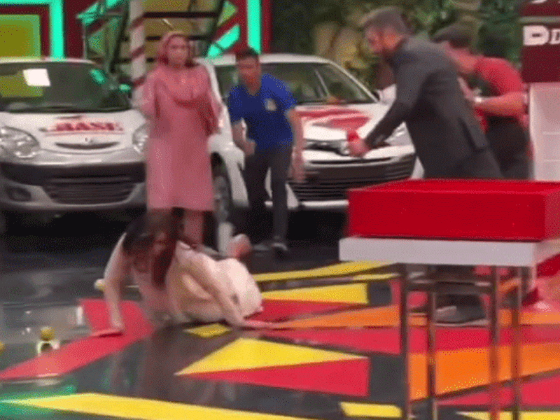 Oops! Shaista falls during Jeeto Pakistan