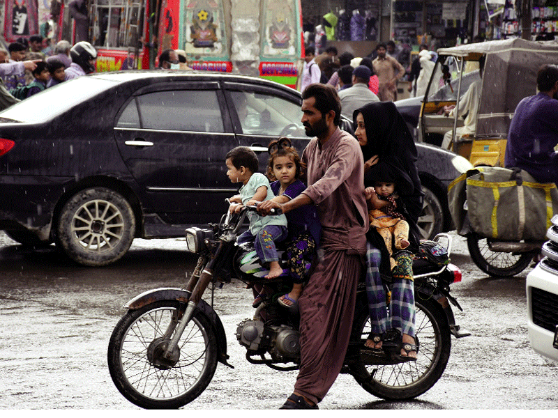 Drizzle in Karachi, weather turns cold and pleasant ahead of winter