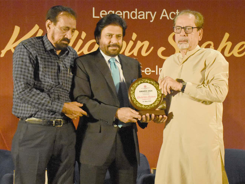 Arts Council Karachi honours veteran actor Khalid Bin Shaheen