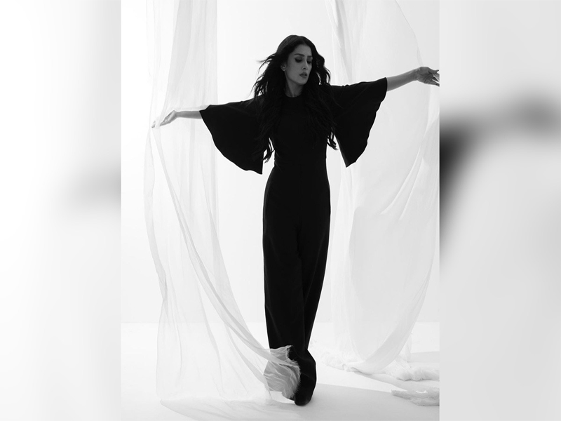 Ayeza turns heads in new monochromatic pictures