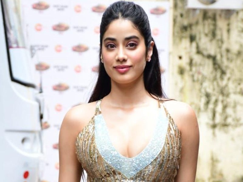 Janhvi Kapoor dances to Rekha’s ‘Dil Cheez Kiya Hai’, video goes viral