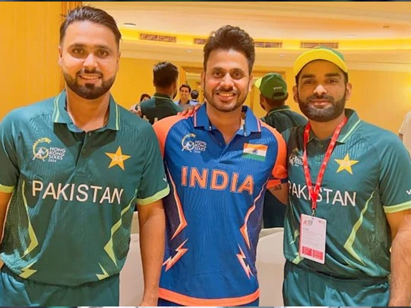 Pakistan, Indian players share light moment