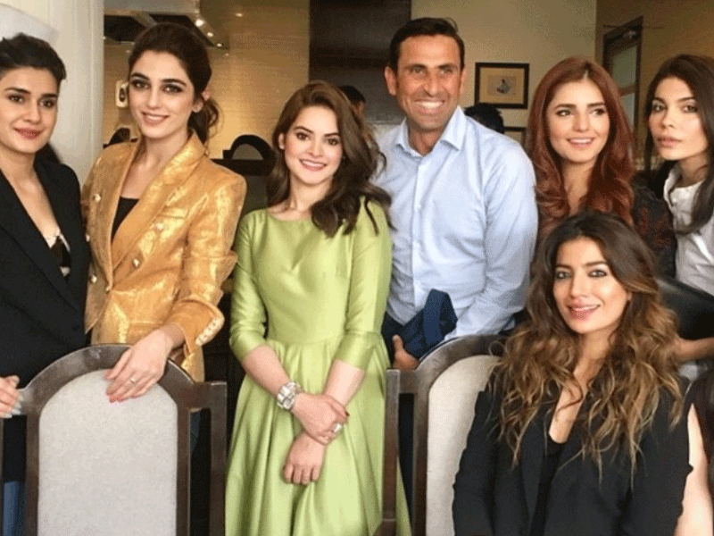 Younis Khan trolled on viral picture with Pakistani actresses